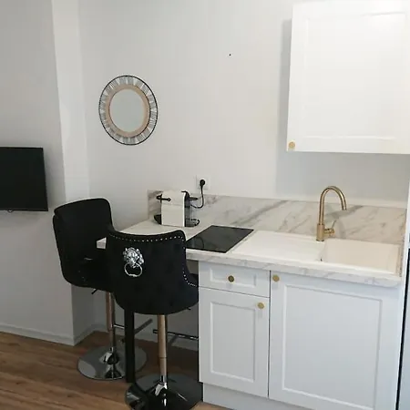 Petit Avec Et Sauna Communs A 2 Pas De La Place Dalton